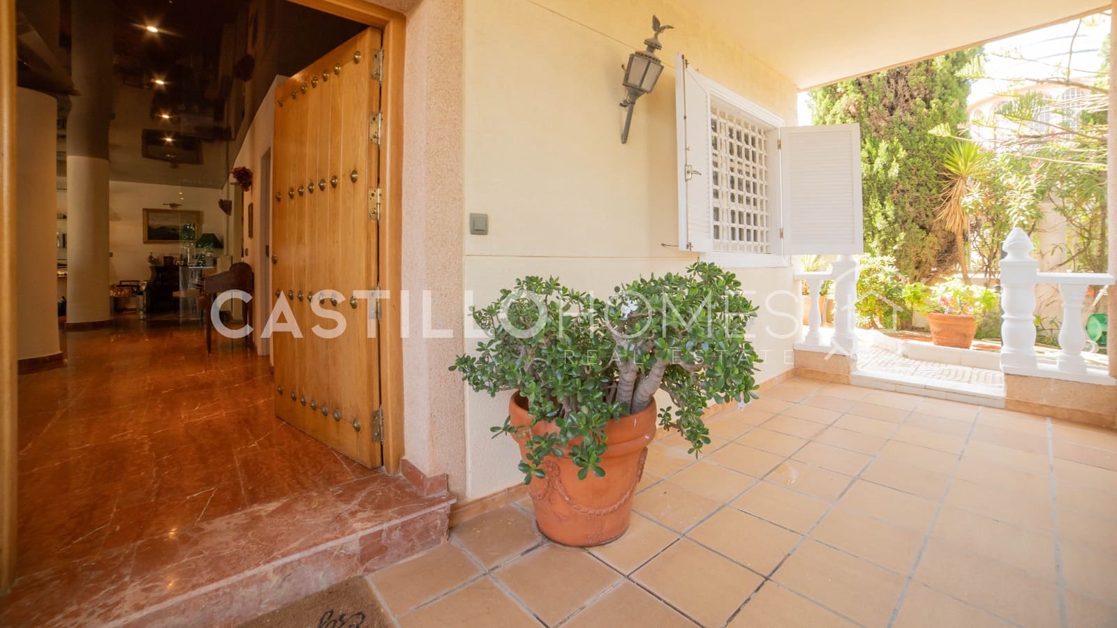 5 sypialnia Dom na sprzedaż w Torrevieja z basenem garażem - 840 000 € (Ref: 9902113)