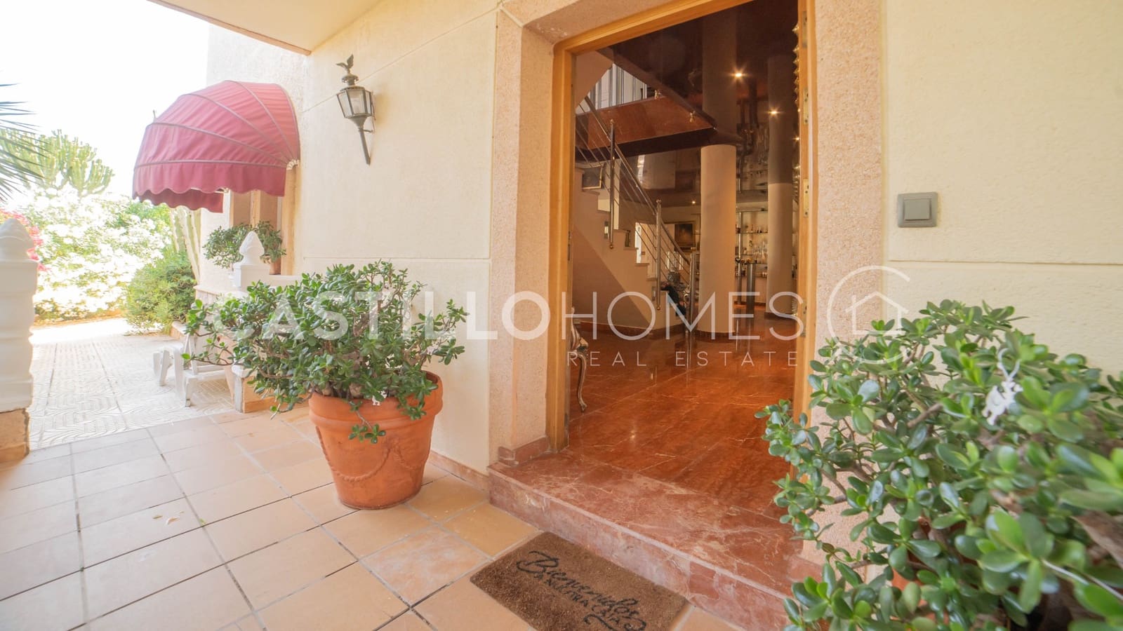 5 sypialnia Dom na sprzedaż w Torrevieja z basenem garażem - 840 000 € (Ref: 9902113)