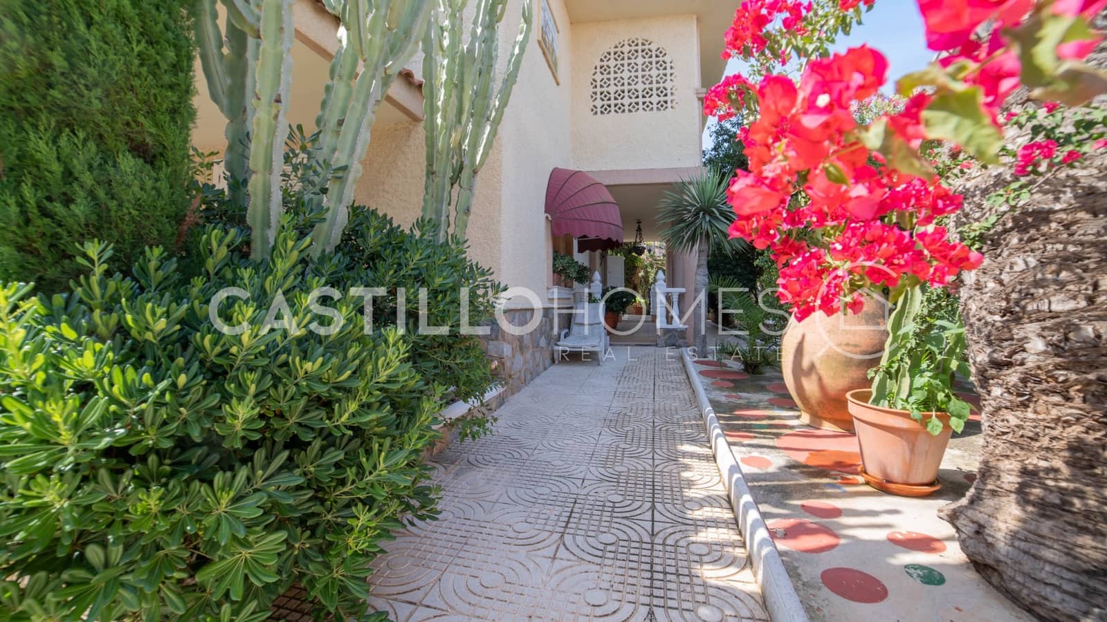 5 sypialnia Dom na sprzedaż w Torrevieja z basenem garażem - 840 000 € (Ref: 9902113)
