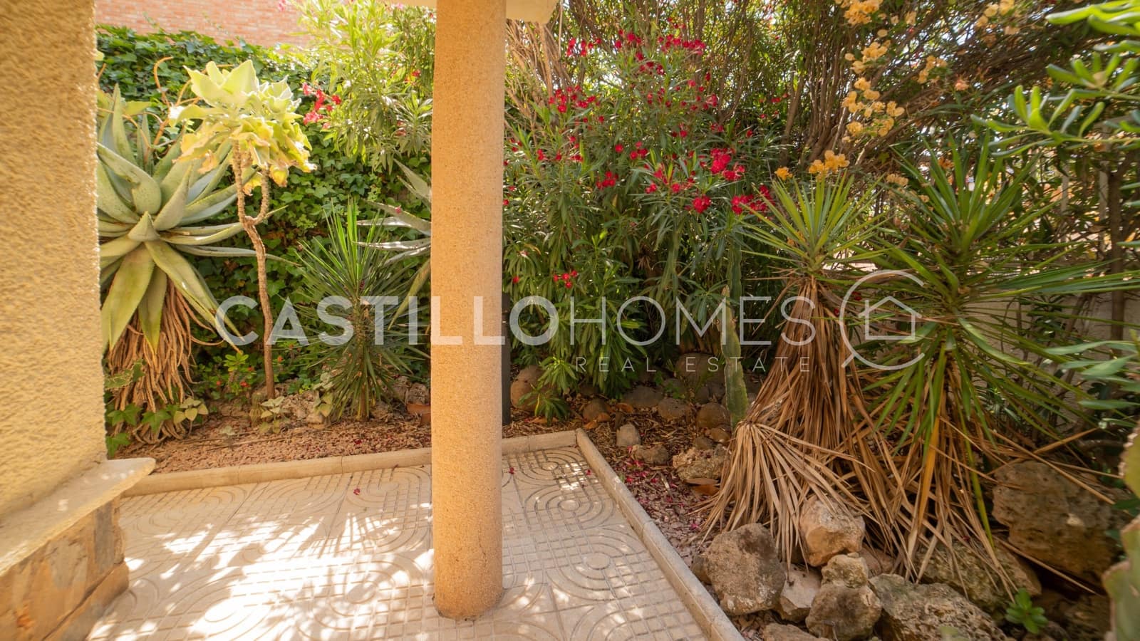 5 sypialnia Dom na sprzedaż w Torrevieja z basenem garażem - 840 000 € (Ref: 9902113)