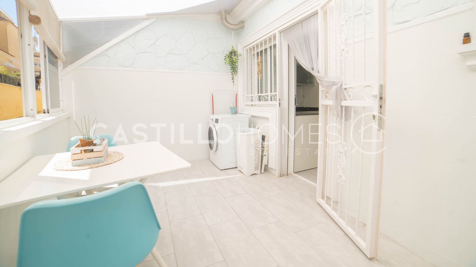 4 makuuhuone Omakotitalo myytävänä paikassa Torrevieja mukana uima-altaan - 349 000 € (Ref: 9909444)