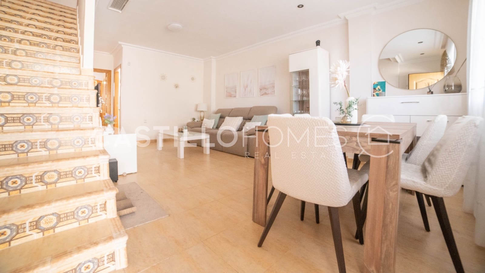 4 makuuhuone Omakotitalo myytävänä paikassa Torrevieja mukana uima-altaan - 349 000 € (Ref: 9909444)