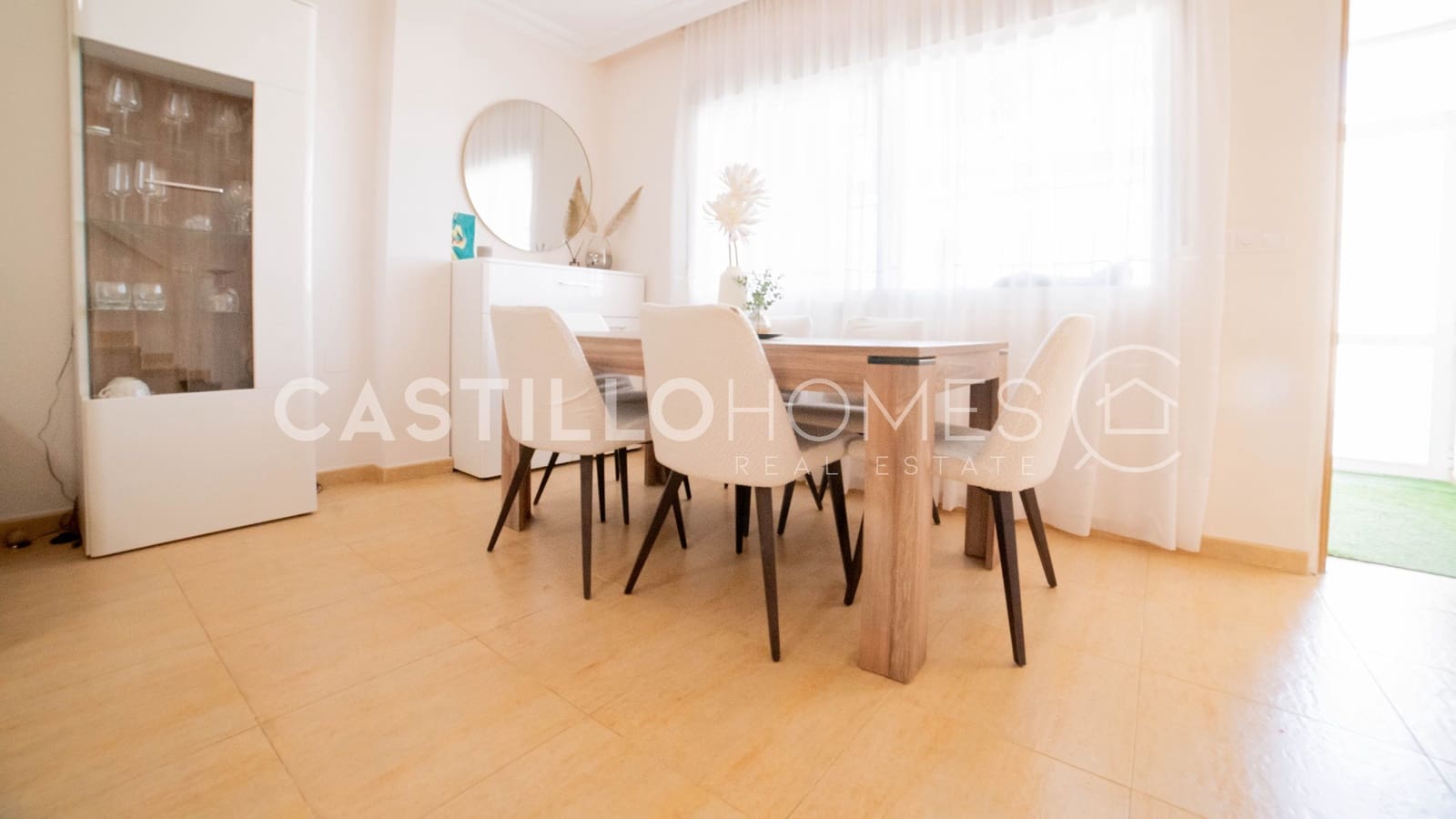 4 makuuhuone Omakotitalo myytävänä paikassa Torrevieja mukana uima-altaan - 349 000 € (Ref: 9909444)