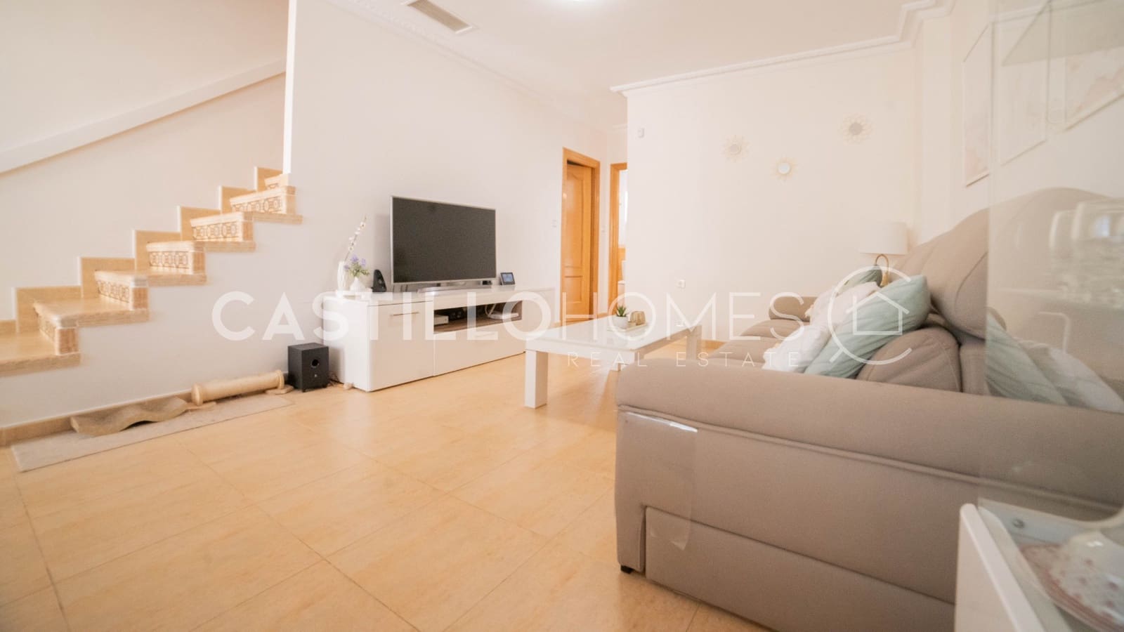 4 makuuhuone Omakotitalo myytävänä paikassa Torrevieja mukana uima-altaan - 349 000 € (Ref: 9909444)