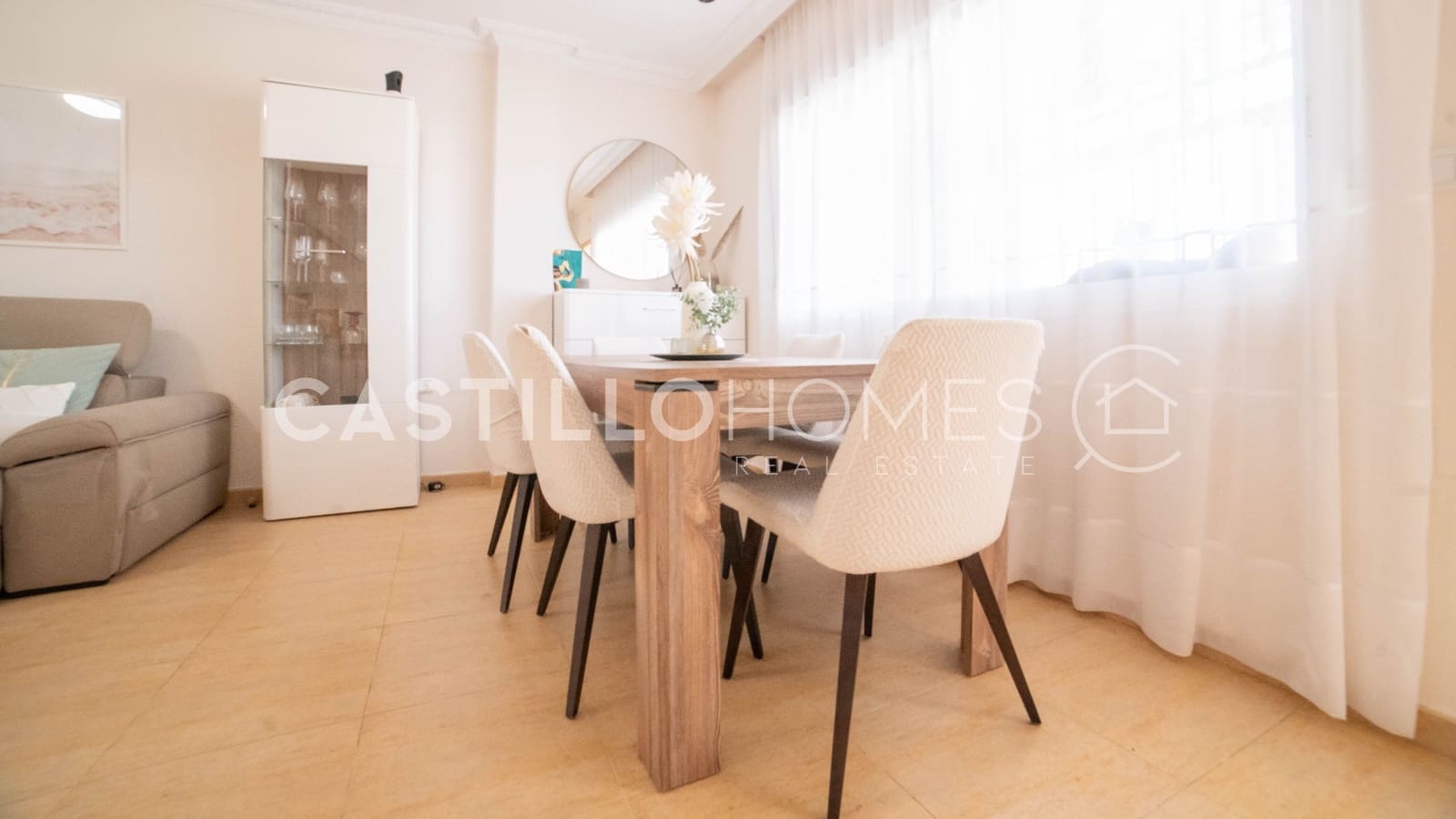 4 makuuhuone Omakotitalo myytävänä paikassa Torrevieja mukana uima-altaan - 349 000 € (Ref: 9909444)