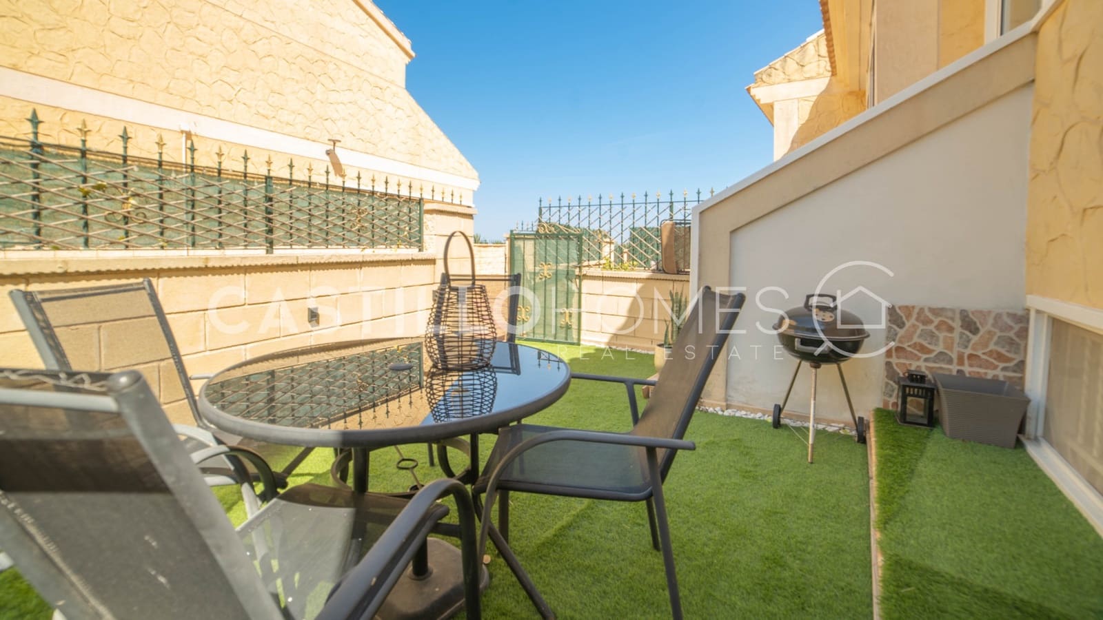 4 makuuhuone Omakotitalo myytävänä paikassa Torrevieja mukana uima-altaan - 349 000 € (Ref: 9909444)
