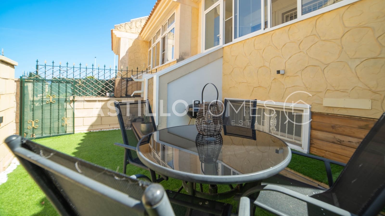 4 makuuhuone Omakotitalo myytävänä paikassa Torrevieja mukana uima-altaan - 349 000 € (Ref: 9909444)