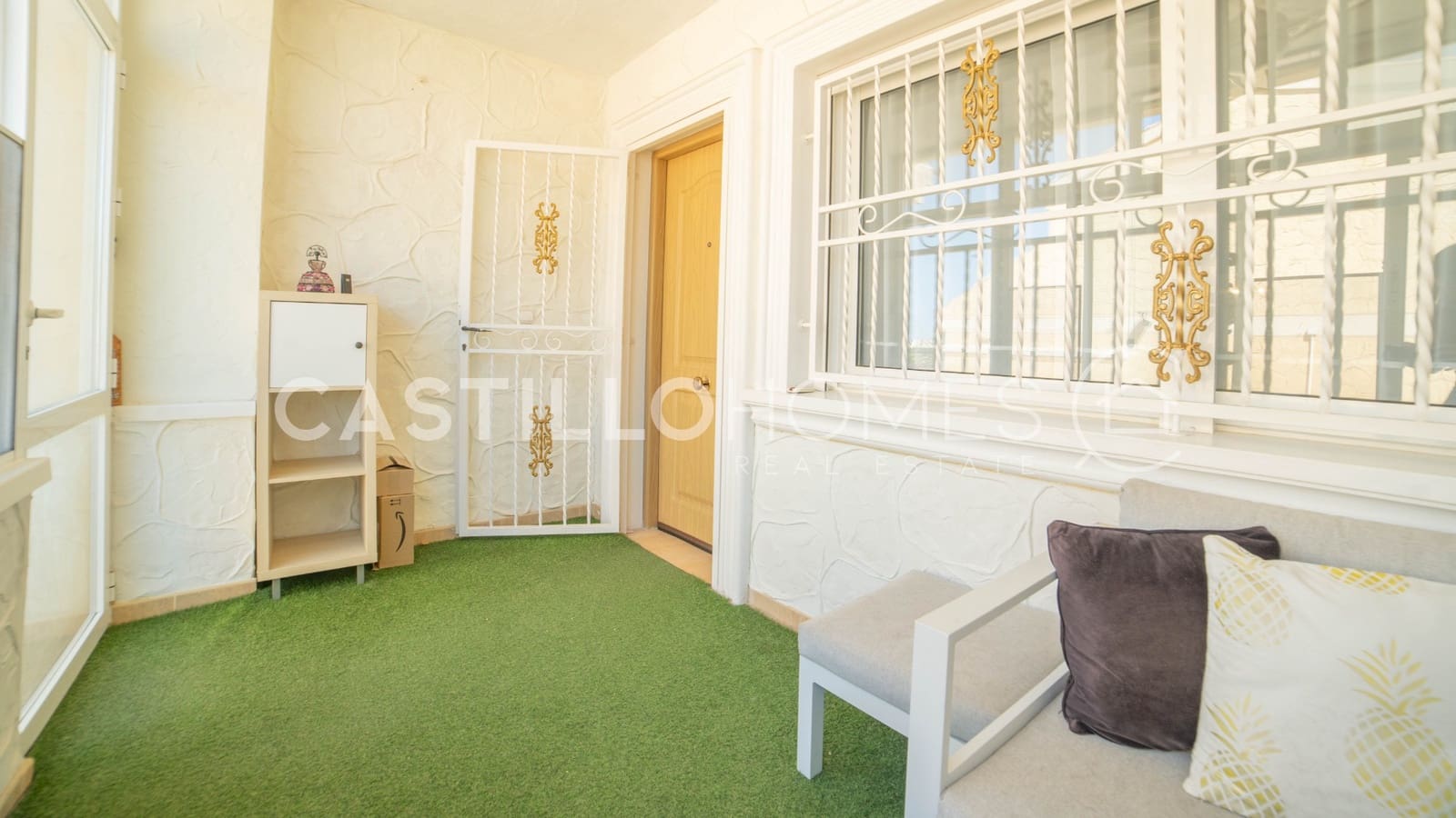 4 makuuhuone Omakotitalo myytävänä paikassa Torrevieja mukana uima-altaan - 349 000 € (Ref: 9909444)