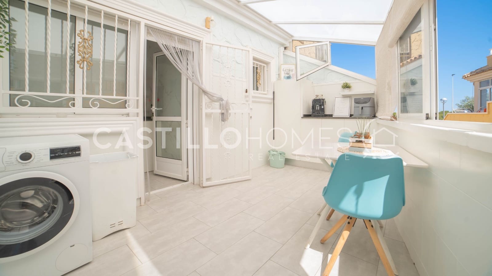 4 makuuhuone Omakotitalo myytävänä paikassa Torrevieja mukana uima-altaan - 349 000 € (Ref: 9909444)