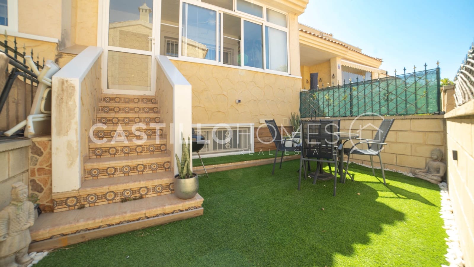 4 makuuhuone Omakotitalo myytävänä paikassa Torrevieja mukana uima-altaan - 349 000 € (Ref: 9909444)