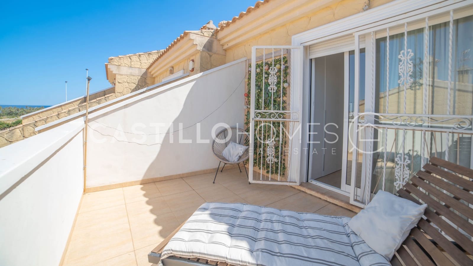 4 makuuhuone Omakotitalo myytävänä paikassa Torrevieja mukana uima-altaan - 349 000 € (Ref: 9909444)