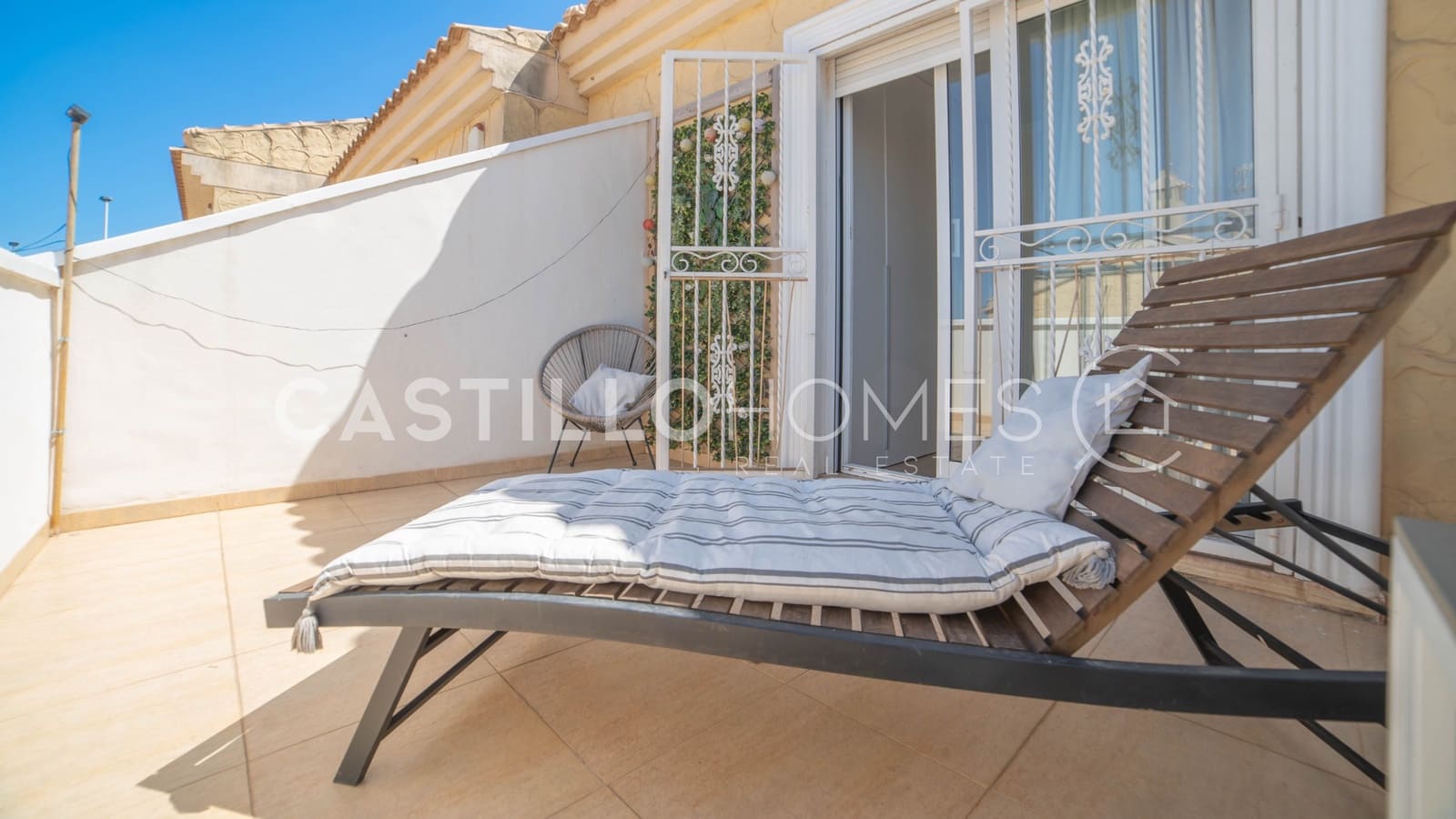 4 makuuhuone Omakotitalo myytävänä paikassa Torrevieja mukana uima-altaan - 349 000 € (Ref: 9909444)