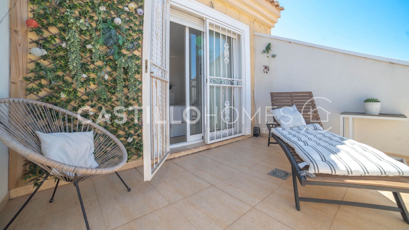 4 makuuhuone Omakotitalo myytävänä paikassa Torrevieja mukana uima-altaan - 349 000 € (Ref: 9909444)