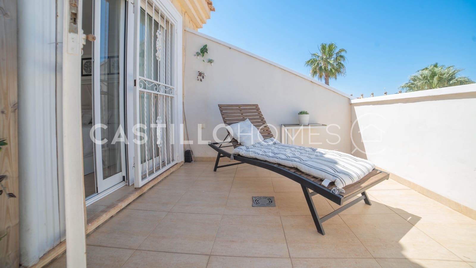 4 makuuhuone Omakotitalo myytävänä paikassa Torrevieja mukana uima-altaan - 349 000 € (Ref: 9909444)