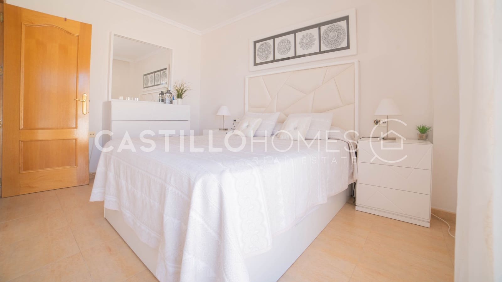 4 makuuhuone Omakotitalo myytävänä paikassa Torrevieja mukana uima-altaan - 349 000 € (Ref: 9909444)