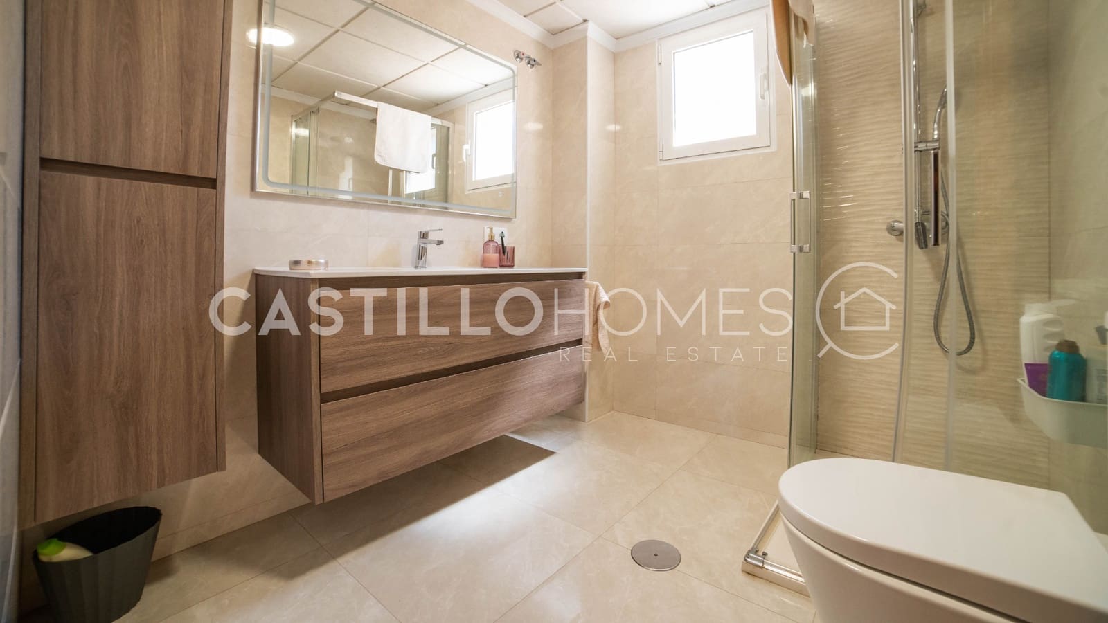 4 makuuhuone Omakotitalo myytävänä paikassa Torrevieja mukana uima-altaan - 349 000 € (Ref: 9909444)