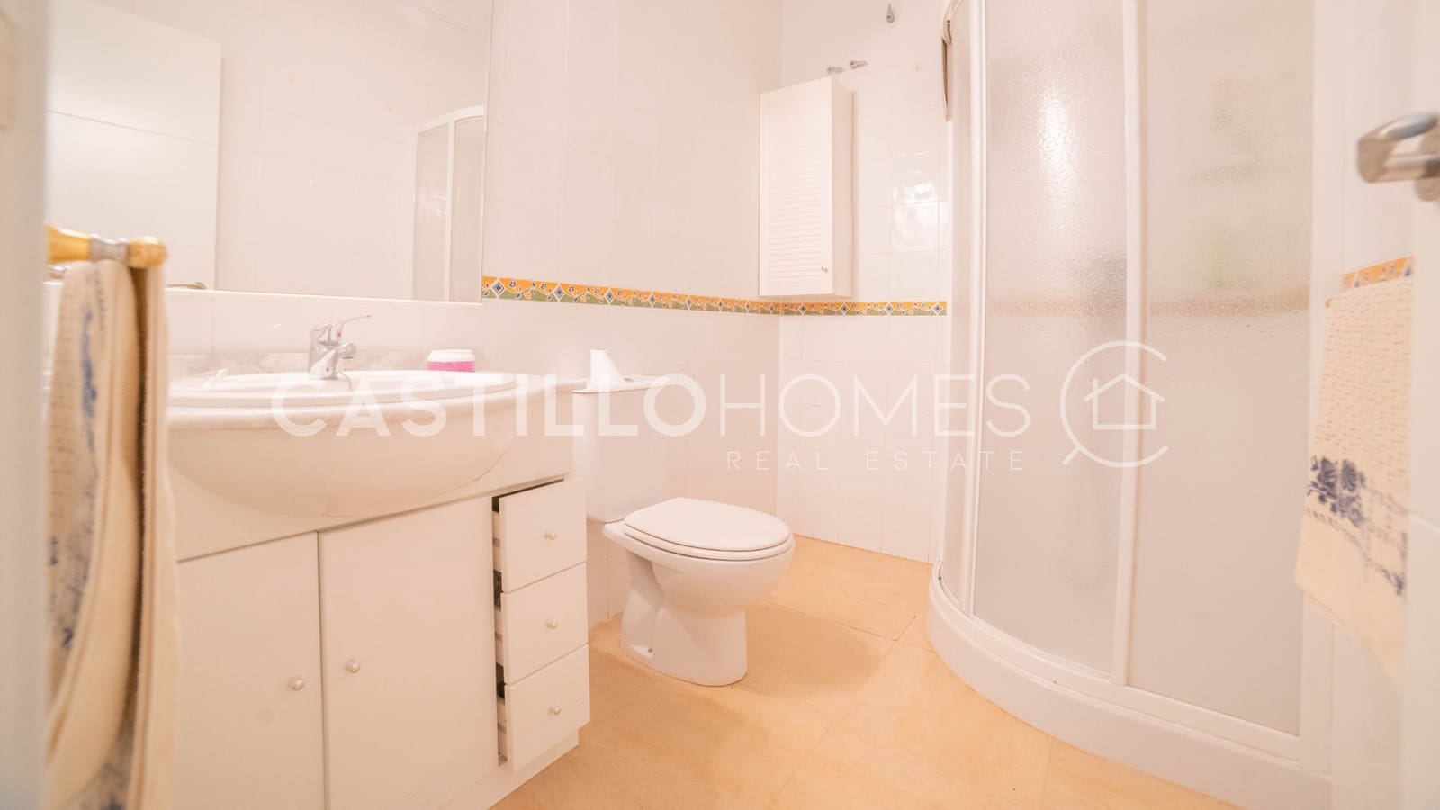 4 makuuhuone Omakotitalo myytävänä paikassa Torrevieja mukana uima-altaan - 349 000 € (Ref: 9909444)