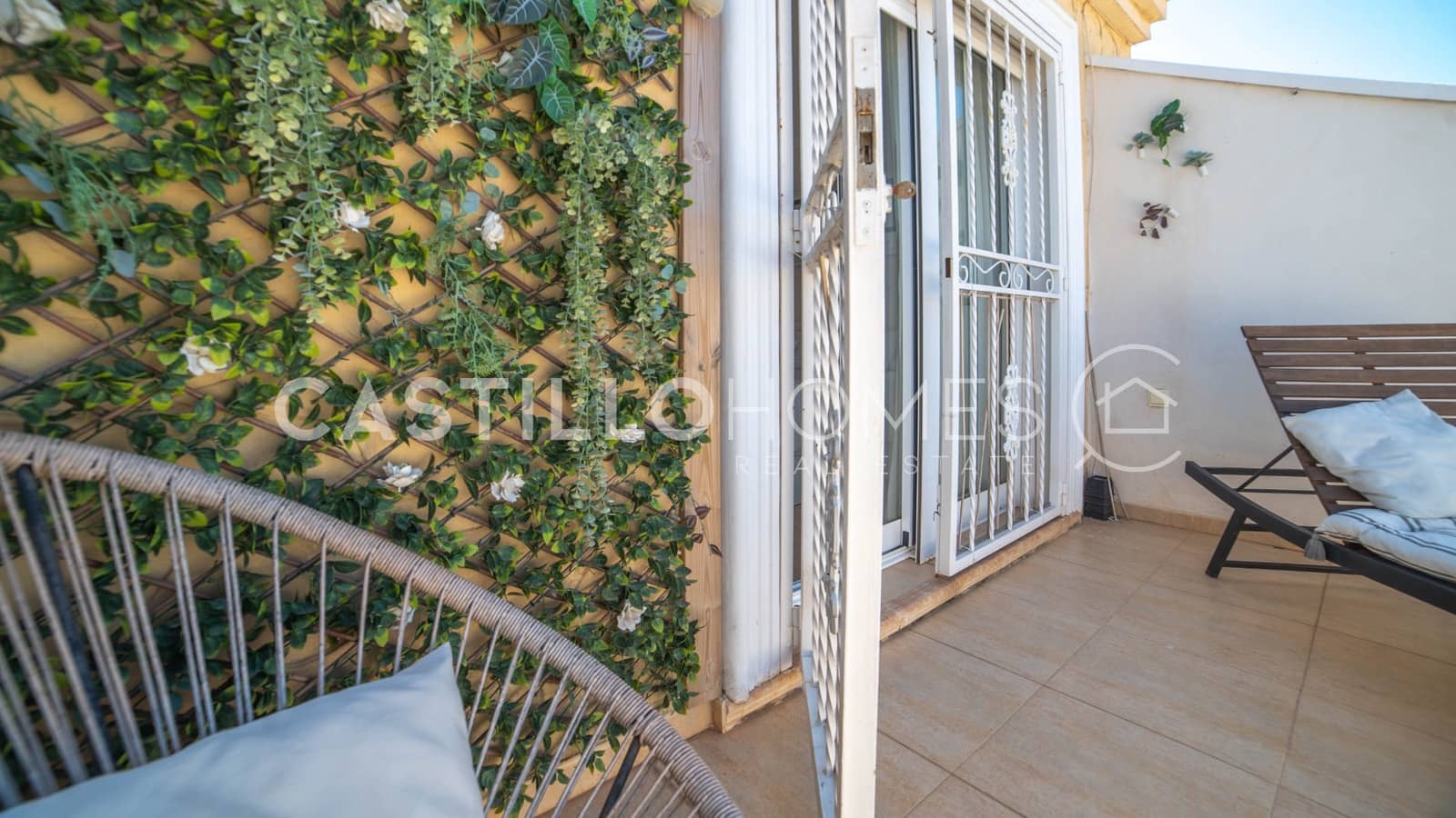 4 makuuhuone Omakotitalo myytävänä paikassa Torrevieja mukana uima-altaan - 349 000 € (Ref: 9909444)
