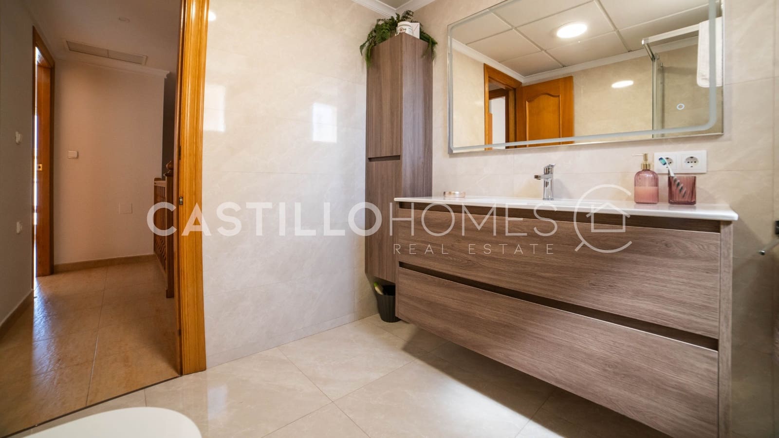 4 makuuhuone Omakotitalo myytävänä paikassa Torrevieja mukana uima-altaan - 349 000 € (Ref: 9909444)