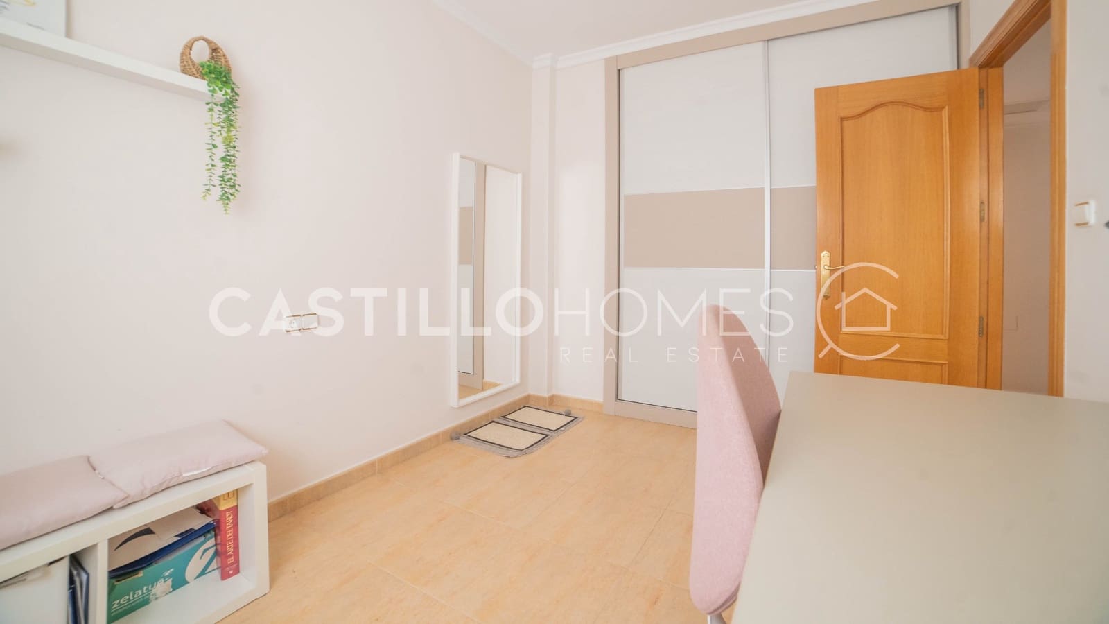 4 makuuhuone Omakotitalo myytävänä paikassa Torrevieja mukana uima-altaan - 349 000 € (Ref: 9909444)