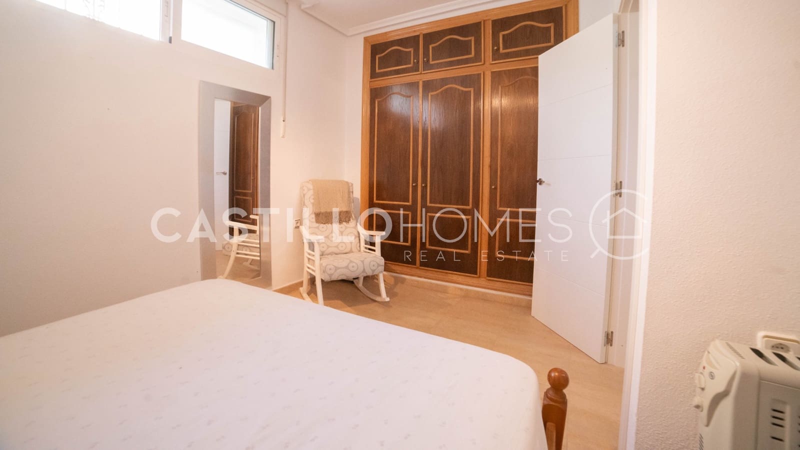 4 makuuhuone Omakotitalo myytävänä paikassa Torrevieja mukana uima-altaan - 349 000 € (Ref: 9909444)