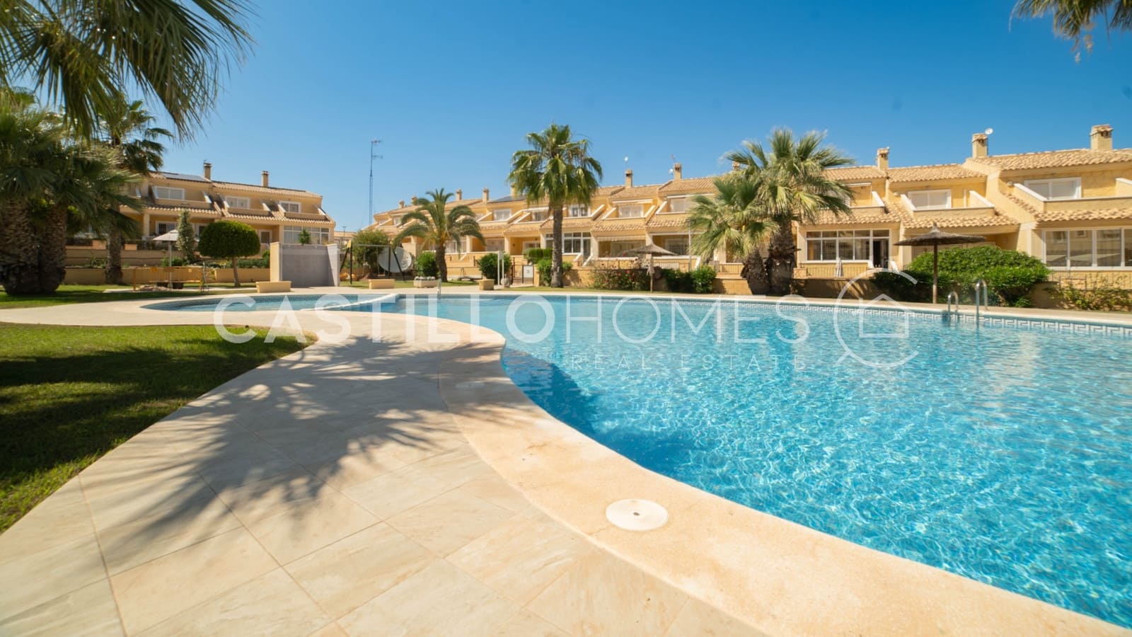 4 quarto Casa em Banda para venda em Torrevieja com piscina - 320 000 € (Ref: 9909444)