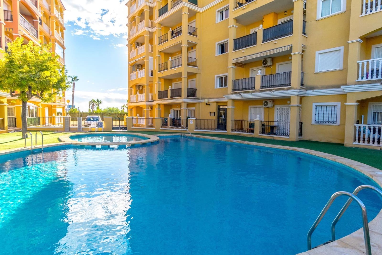 2 soverom Penthouse til salgs i Torrevieja med svømmebasseng - € 199 000 (Ref: 9953577)