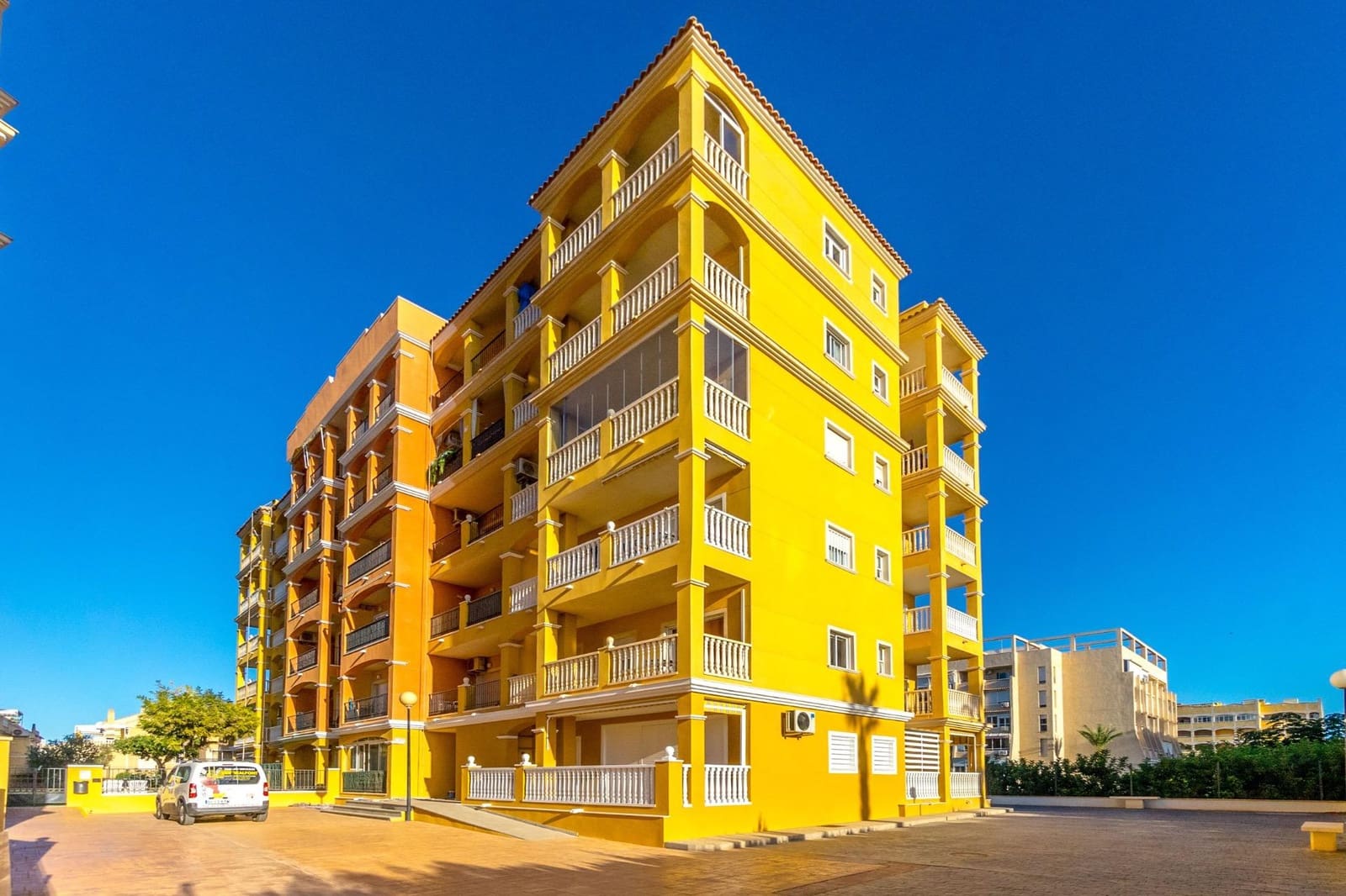 2 soverom Penthouse til salgs i Torrevieja med svømmebasseng - € 199 000 (Ref: 9953577)