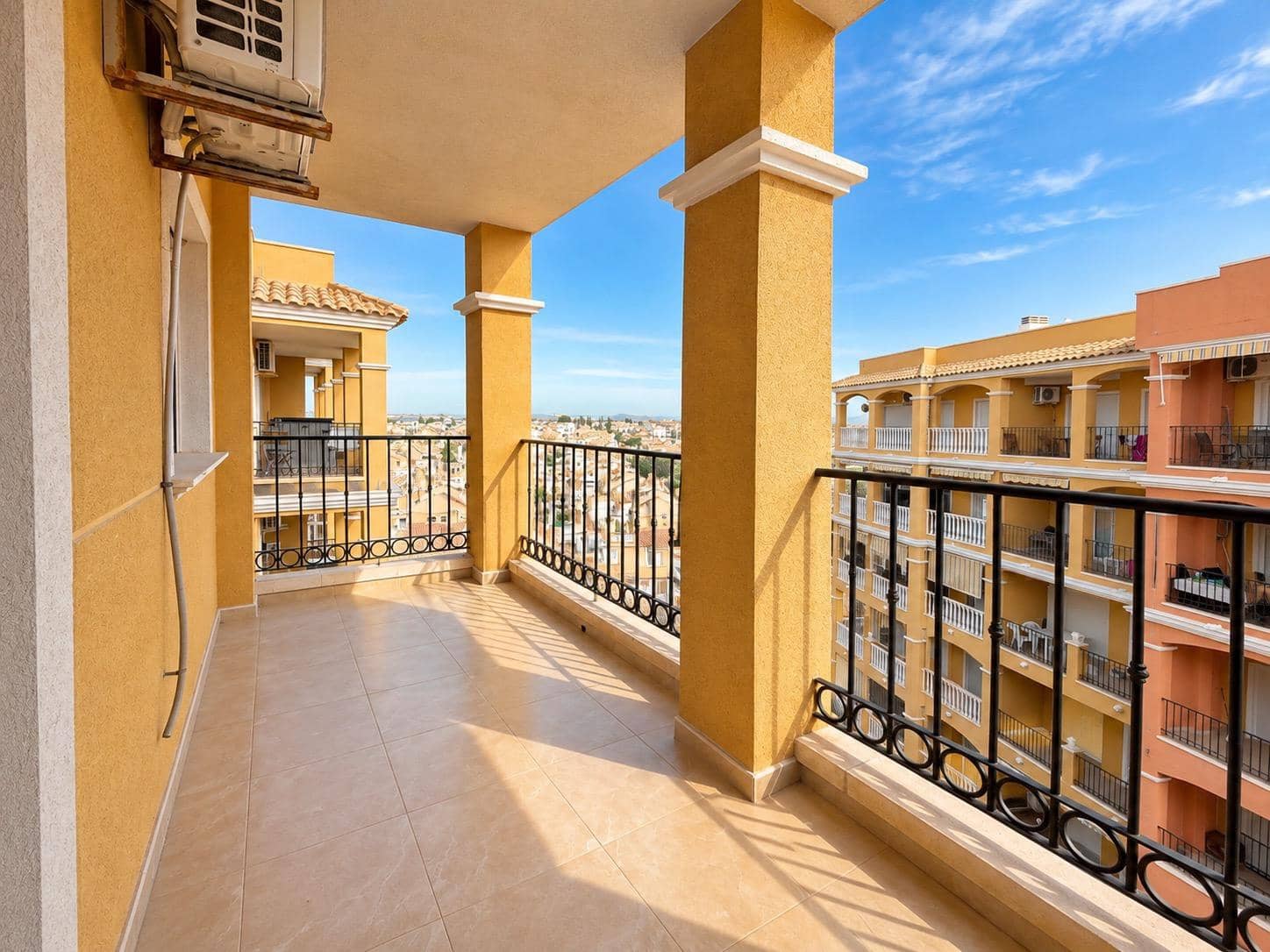 Ático de 2 habitaciones en Torrevieja en venta con piscina - 199.000 € (Ref: 9953577)