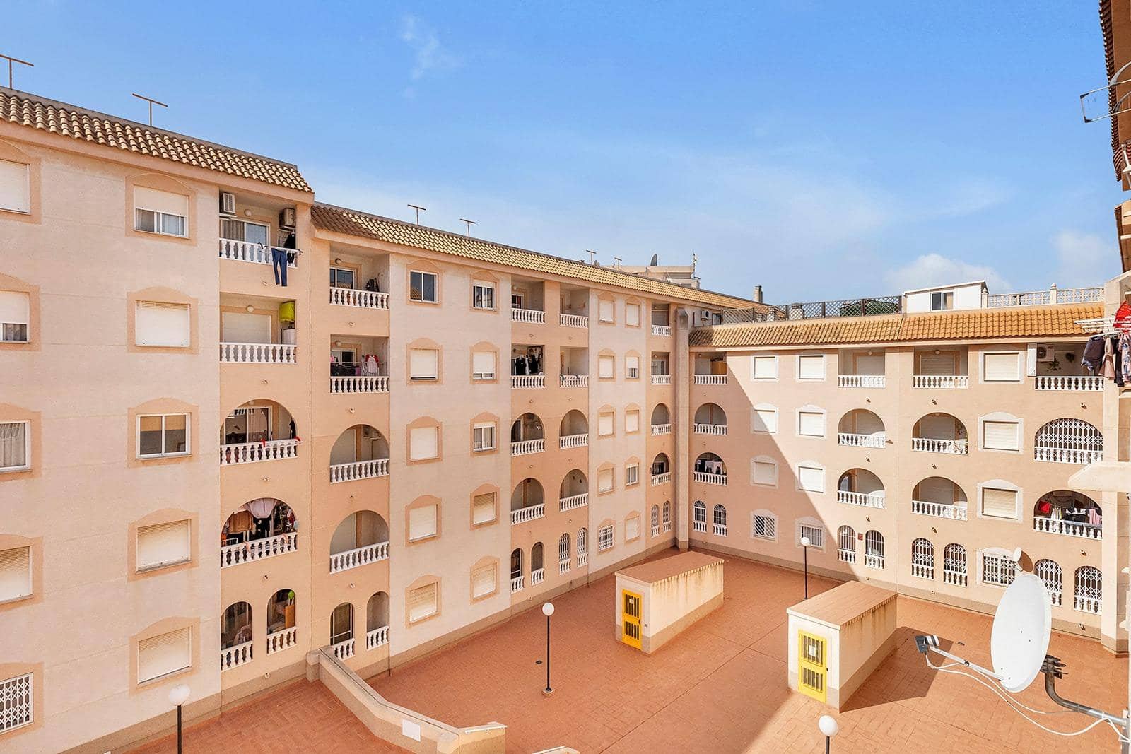 Apartamento de 2 habitaciones en Torrevieja en venta con piscina - 138.900 € (Ref: 9964157)