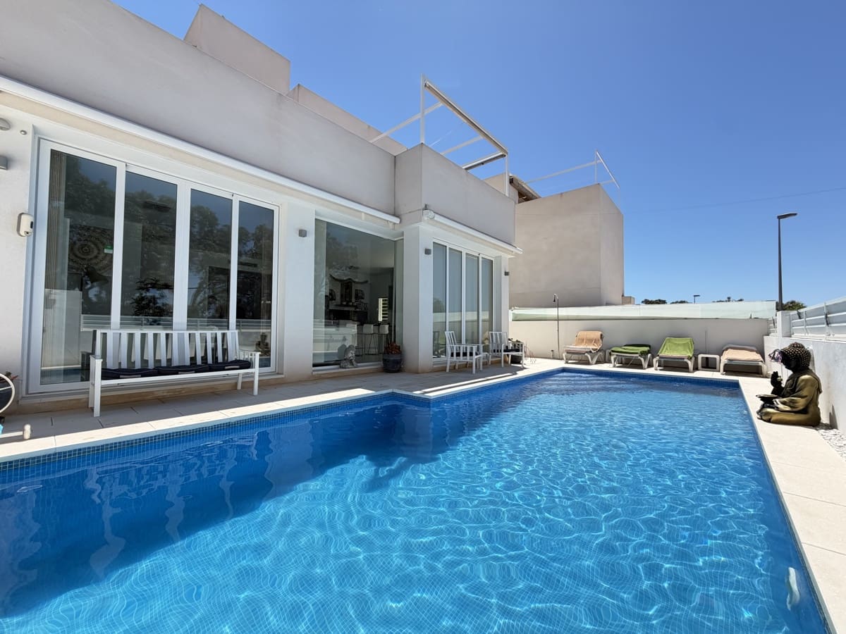 4 bedroom Villa for sale in Torrevieja with pool garage - € 650,000 (Ref: 9968600)