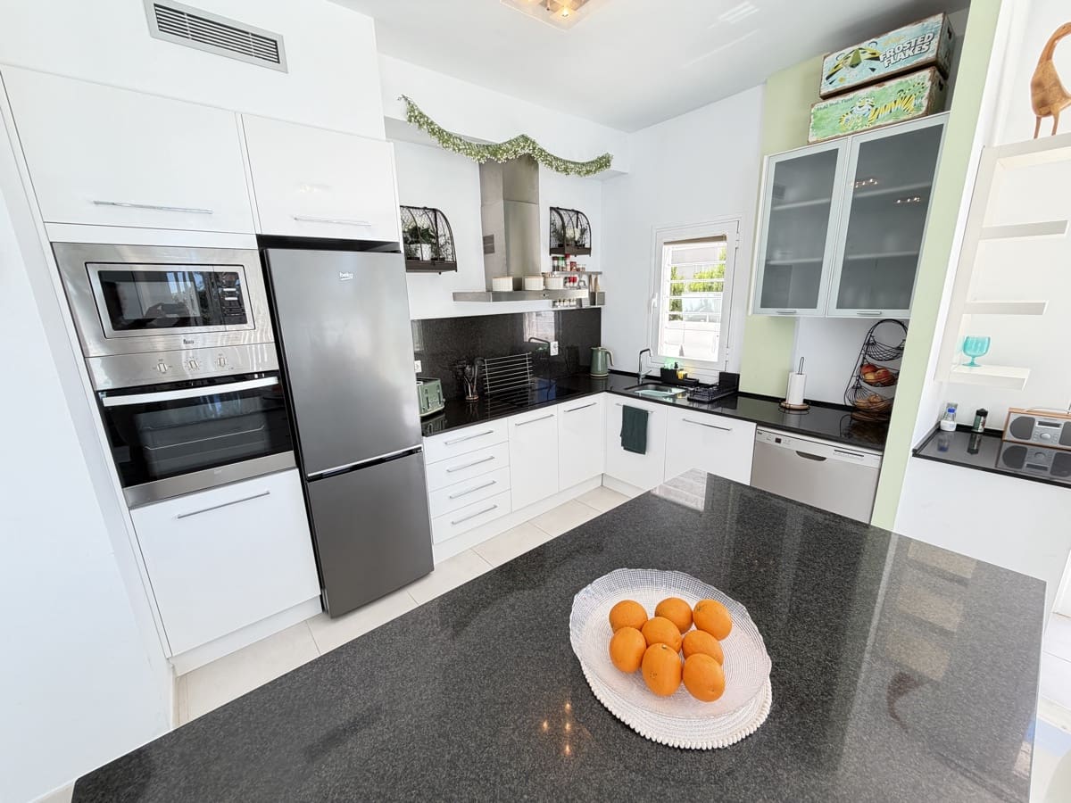 4 bedroom Villa for sale in Torrevieja with pool garage - € 650,000 (Ref: 9968600)