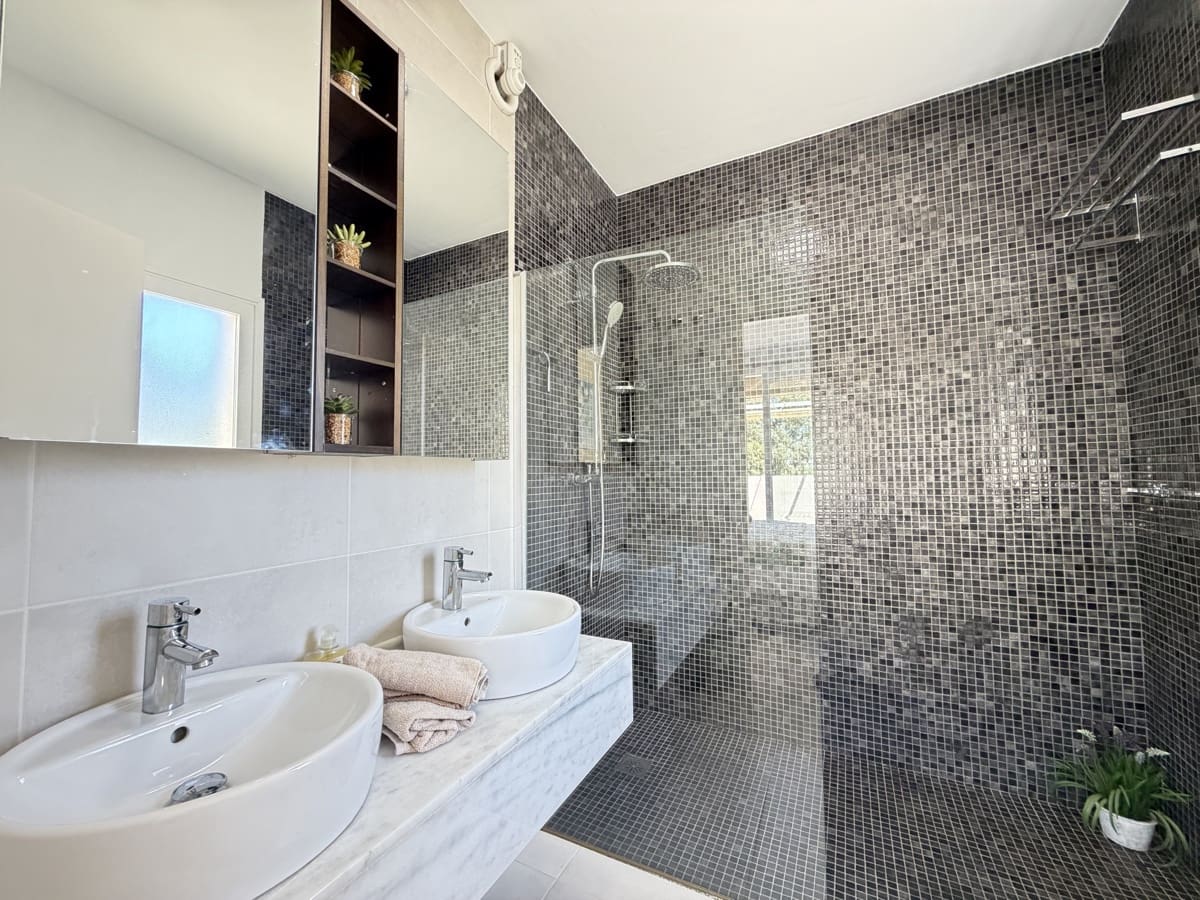 4 bedroom Villa for sale in Torrevieja with pool garage - € 650,000 (Ref: 9968600)