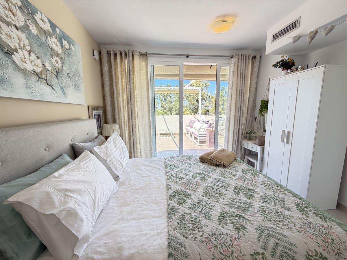 4 bedroom Villa for sale in Torrevieja with pool garage - € 650,000 (Ref: 9968600)