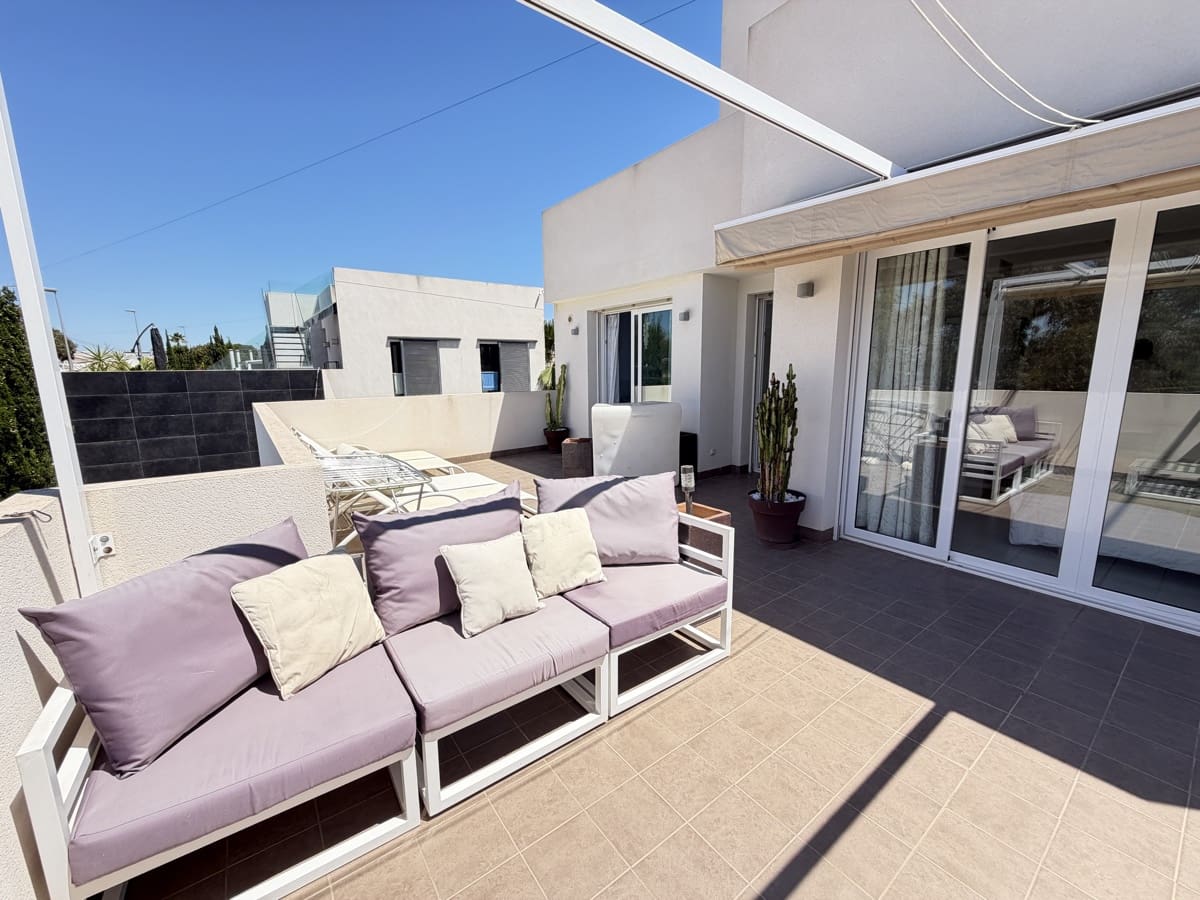 4 bedroom Villa for sale in Torrevieja with pool garage - € 650,000 (Ref: 9968600)