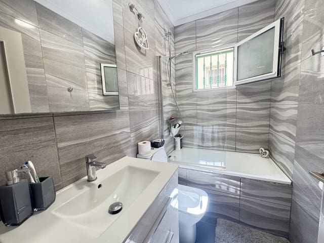 4 soveværelse Villa til salg i Villamartin, Orihuela - € 299.000 (Ref: 9968602)