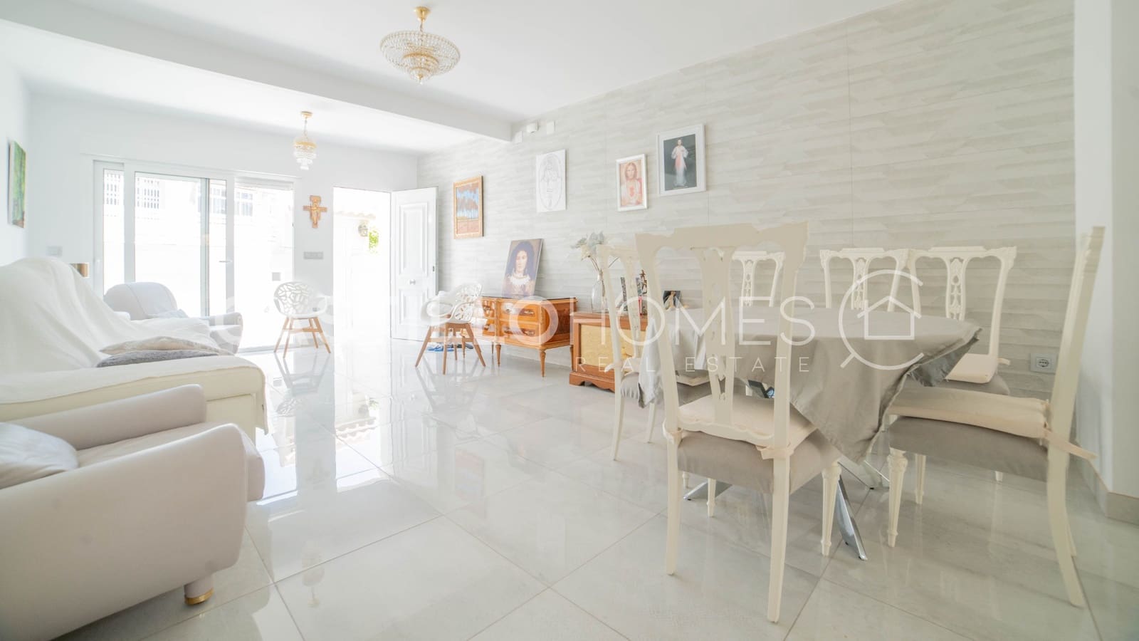 3 soverom Hus til salgs i Torrevieja med svømmebasseng - € 319 000 (Ref: 9973655)