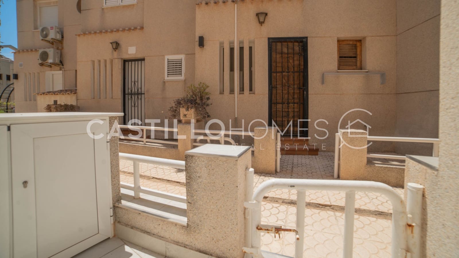 3 soverom Hus til salgs i Torrevieja med svømmebasseng - € 319 000 (Ref: 9973655)