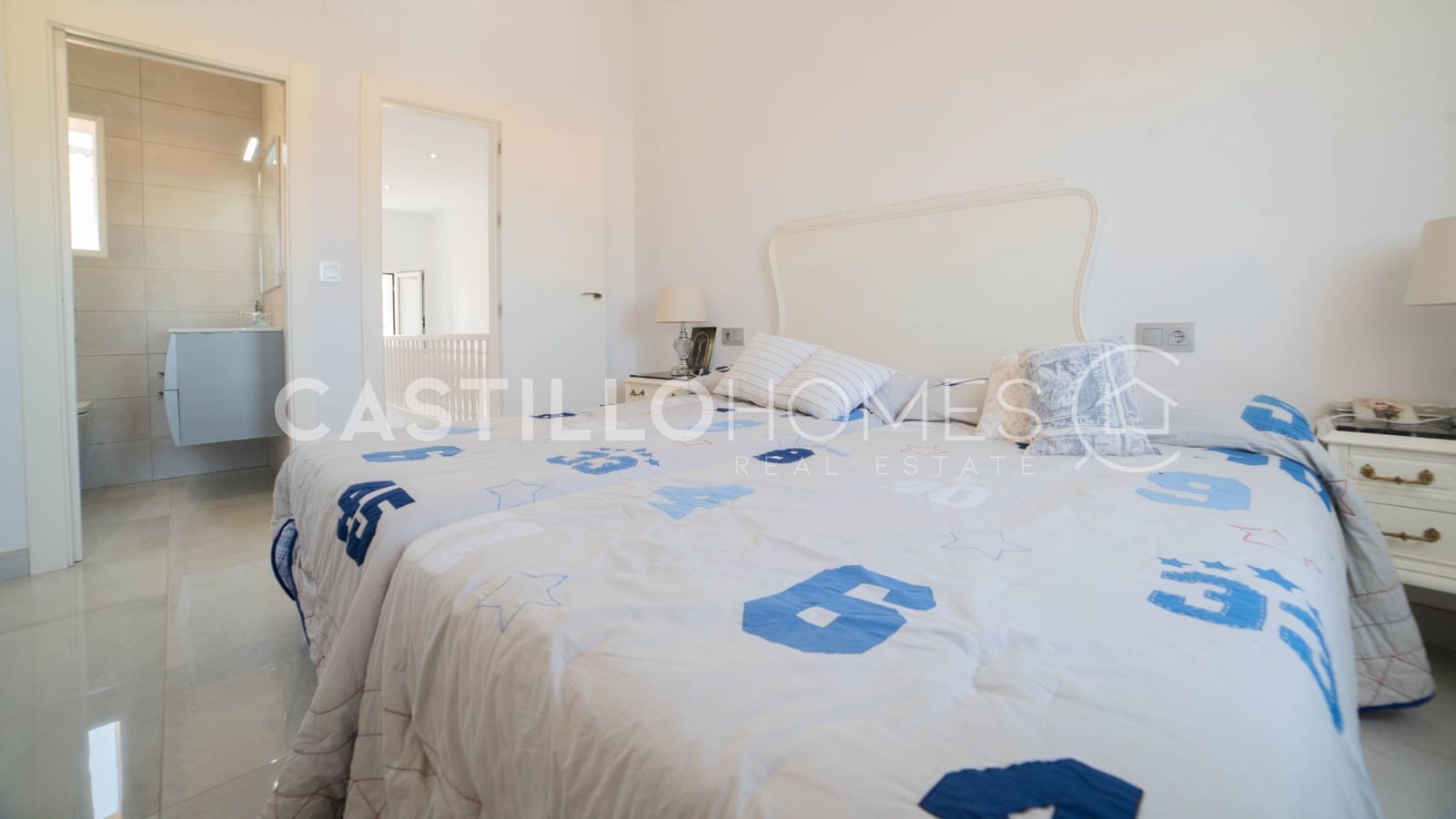 3 soverom Hus til salgs i Torrevieja med svømmebasseng - € 319 000 (Ref: 9973655)