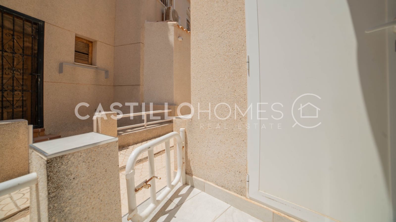 3 soverom Hus til salgs i Torrevieja med svømmebasseng - € 319 000 (Ref: 9973655)