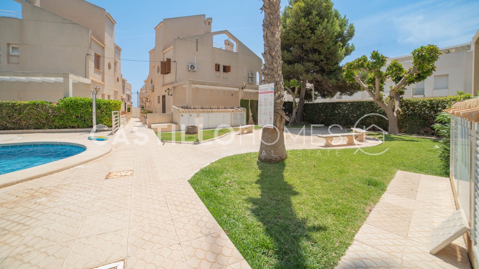 3 soverom Hus til salgs i Torrevieja med svømmebasseng - € 319 000 (Ref: 9973655)