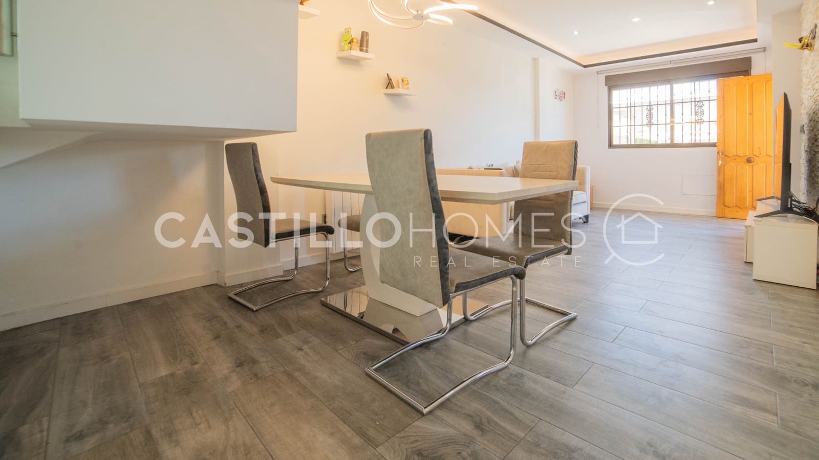 3 soverom Hus til salgs i Torrevieja med svømmebasseng - € 299 000 (Ref: 9973658)