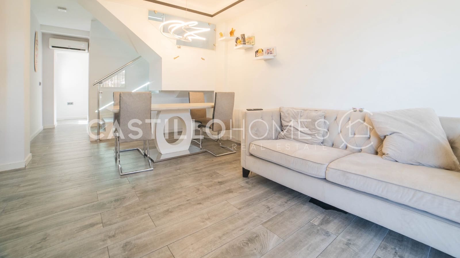 3 soverom Hus til salgs i Torrevieja med svømmebasseng - € 299 000 (Ref: 9973658)