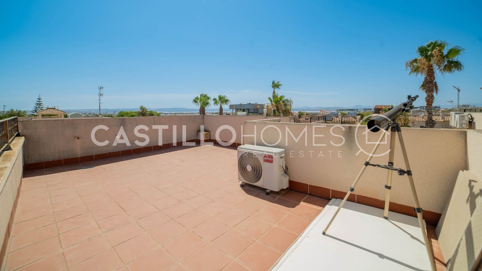 3 soverom Hus til salgs i Torrevieja med svømmebasseng - € 299 000 (Ref: 9973658)