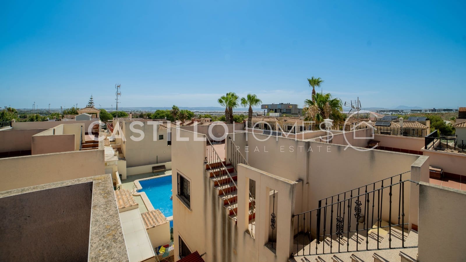 3 soverom Hus til salgs i Torrevieja med svømmebasseng - € 299 000 (Ref: 9973658)