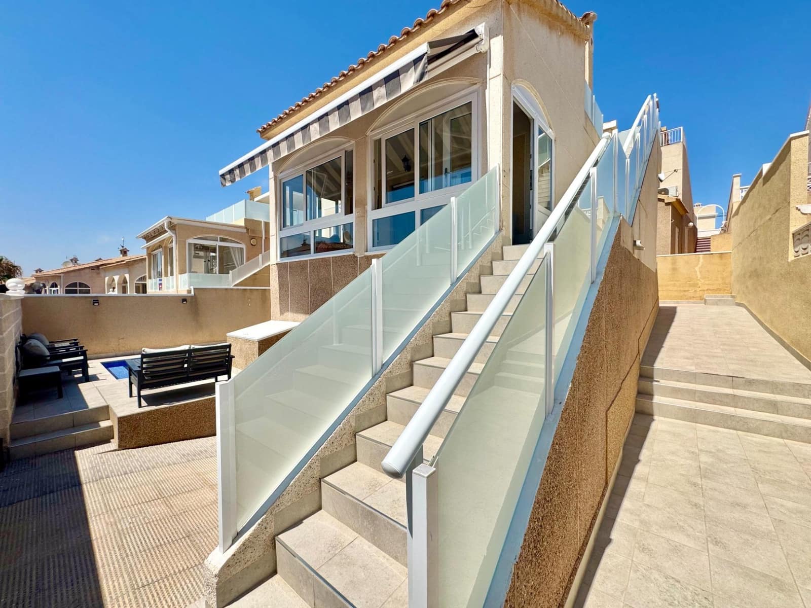 Chalet de 2 habitaciones en Orihuela Costa en venta con piscina garaje - 245.000 € (Ref: 9975833)