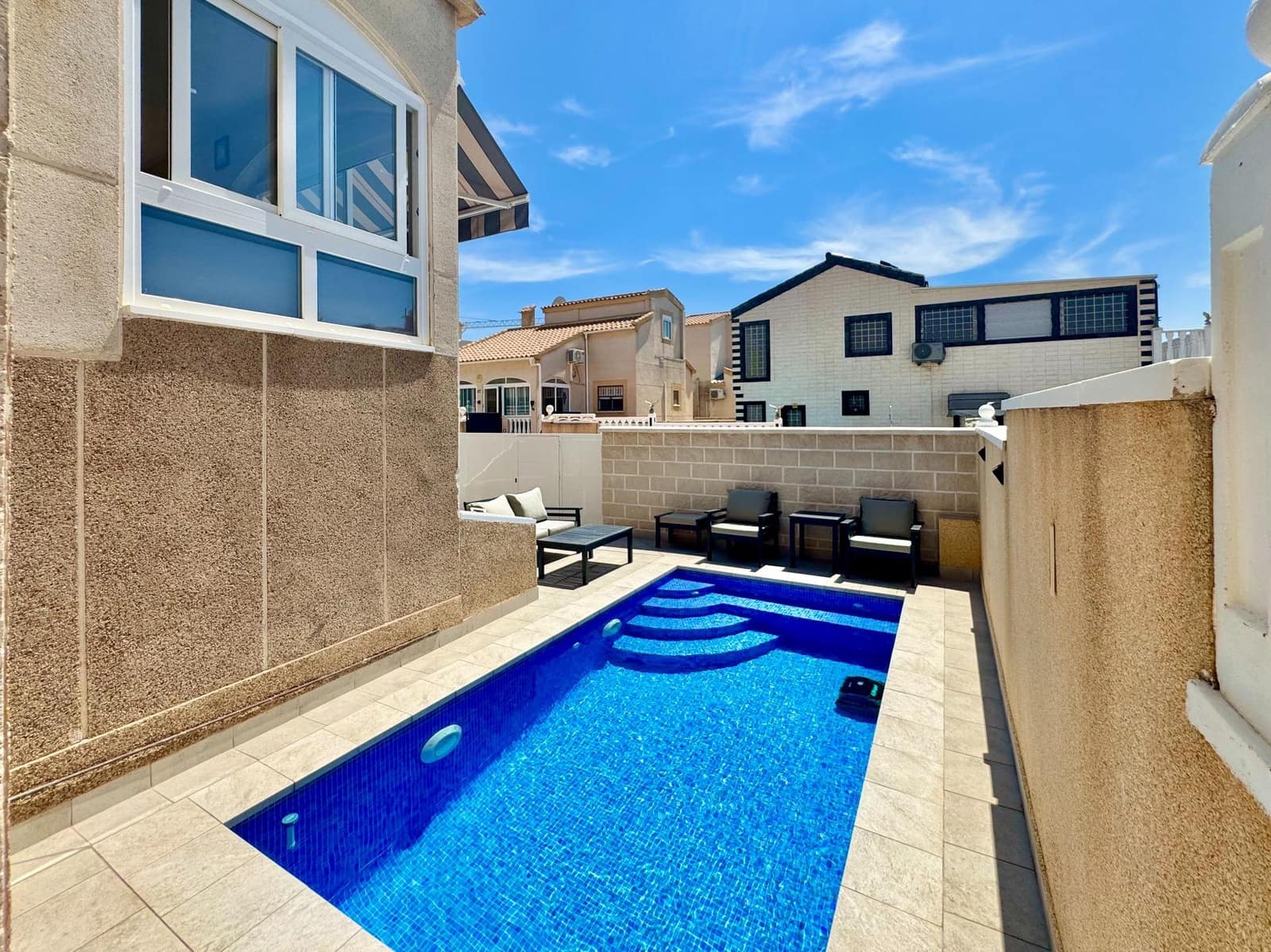Chalet de 2 habitaciones en Orihuela Costa en venta con piscina garaje - 245.000 € (Ref: 9975833)