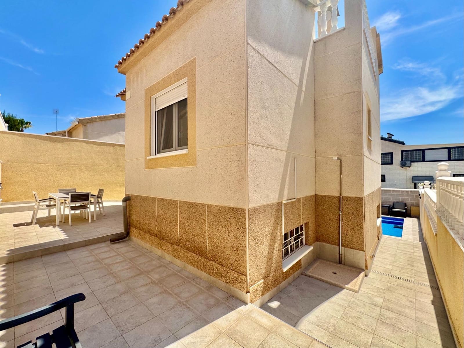Chalet de 2 habitaciones en Orihuela Costa en venta con piscina garaje - 245.000 € (Ref: 9975833)