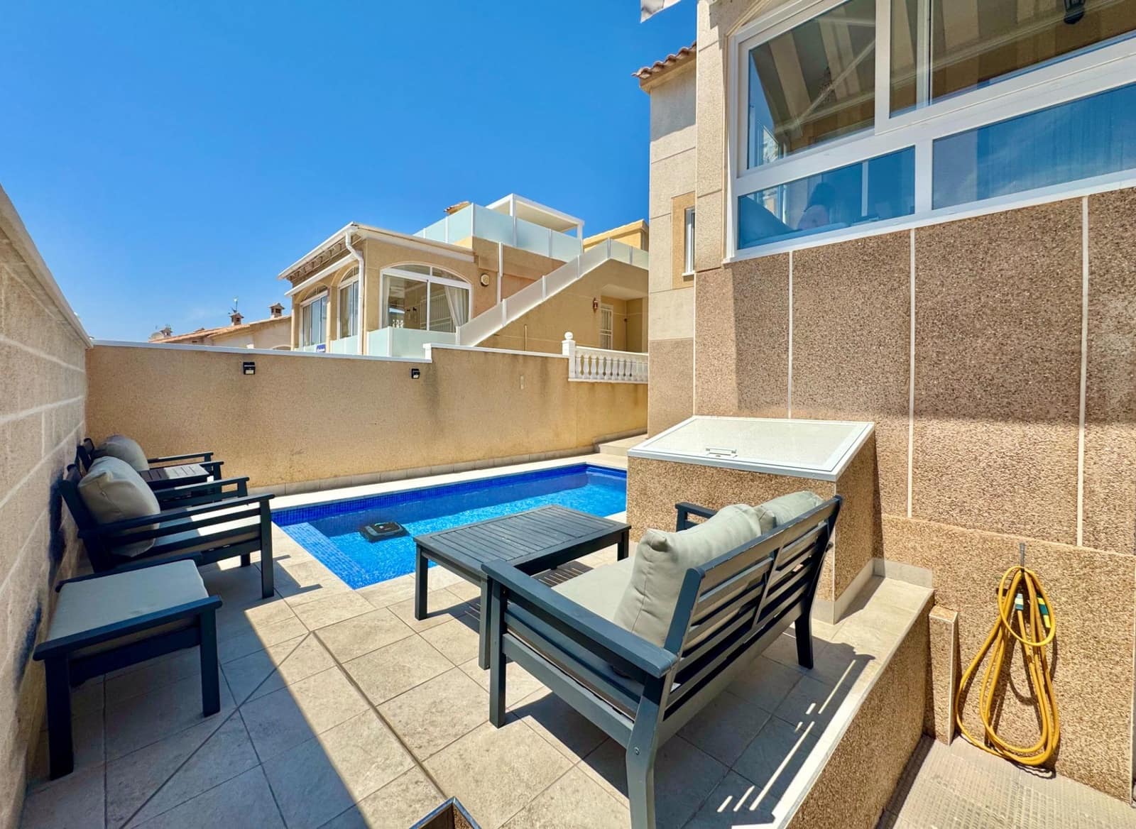 Chalet de 2 habitaciones en Orihuela Costa en venta con piscina garaje - 245.000 € (Ref: 9975833)