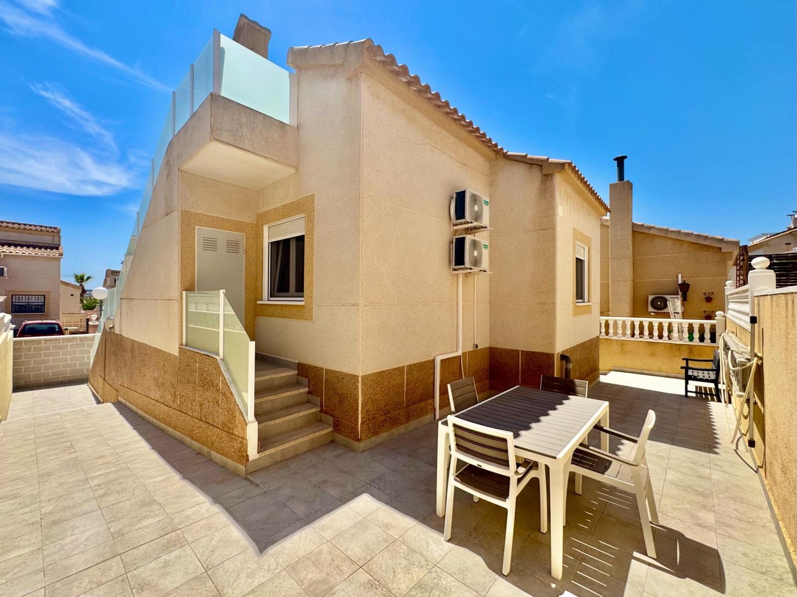 Chalet de 2 habitaciones en Orihuela Costa en venta con piscina garaje - 245.000 € (Ref: 9975833)